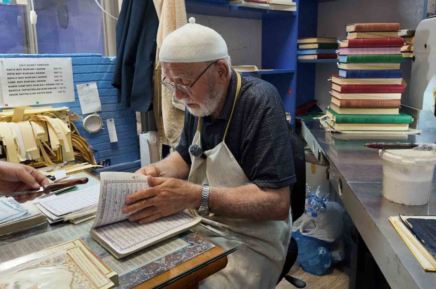 Kur’an-ı Kerim’i Ciltliyor, Özenle Kullanılmasını İstiyor