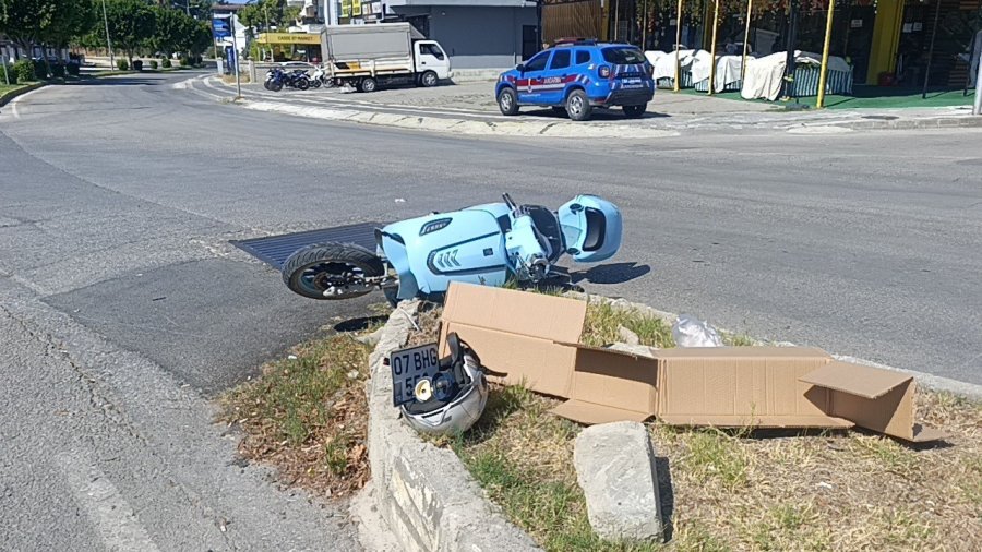 Otomobilin Motosikletle Çarpışma Anı Kamerada