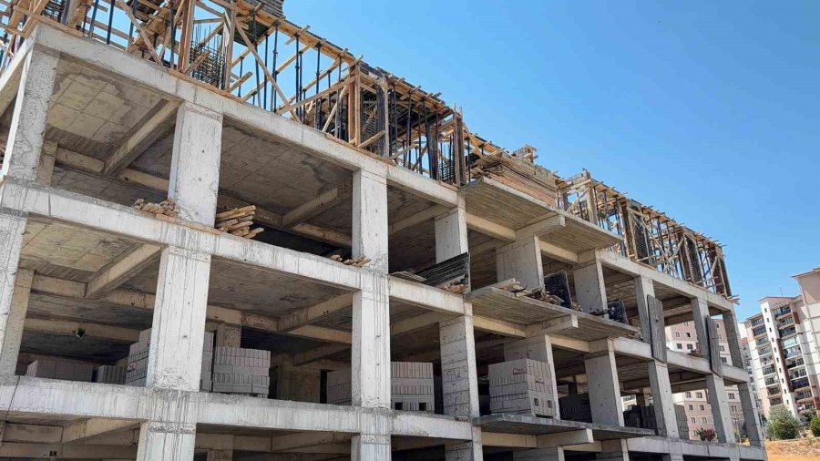 İnşaattan Düşen İşçi Yaralandı