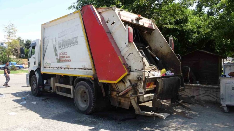 Temizlik İşçisi Görev Yaptığı Çöp Kamyonunun Altında Kalarak Hayatını Kaybetti
