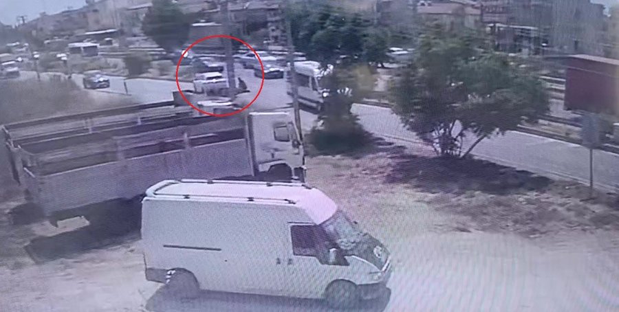 Yolda Aniden Duran Araca Motosiklet Çarptı