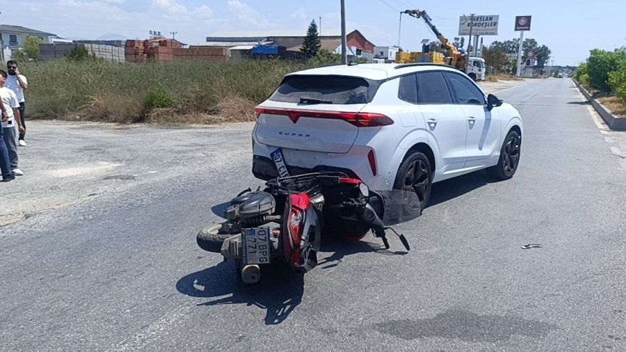 Yolda Aniden Duran Araca Motosiklet Çarptı