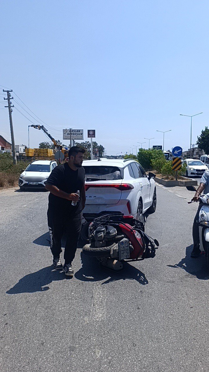Yolda Aniden Duran Araca Motosiklet Çarptı