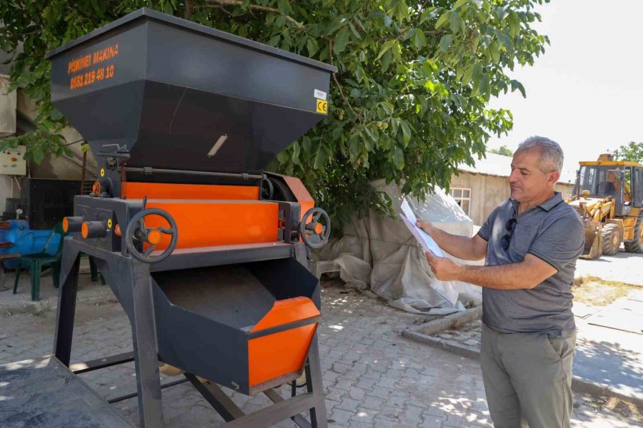 Büyükşehir’den Korkutelili Üreticiye Yem Ezme Makinesi Desteği
