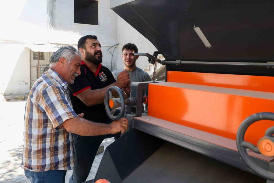 Büyükşehir’den Korkutelili Üreticiye Yem Ezme Makinesi Desteği