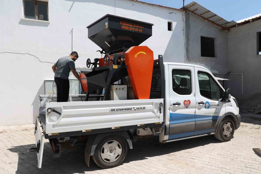 Büyükşehir’den Korkutelili Üreticiye Yem Ezme Makinesi Desteği