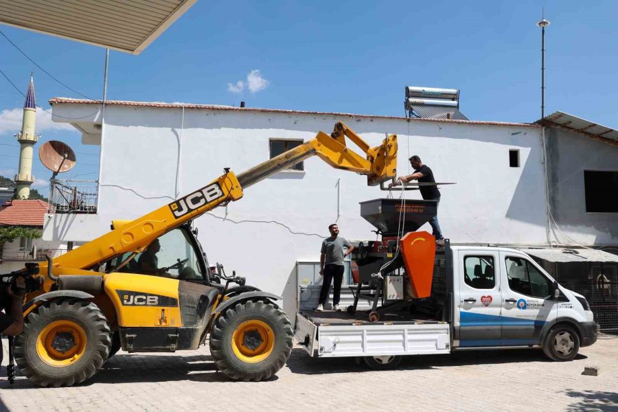 Büyükşehir’den Korkutelili Üreticiye Yem Ezme Makinesi Desteği