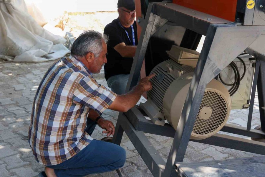 Büyükşehir’den Korkutelili Üreticiye Yem Ezme Makinesi Desteği