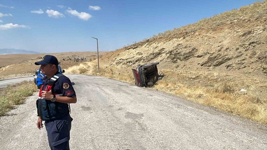 Karaman’da Hafif Ticari Araç Devrildi: 1 Yaralı