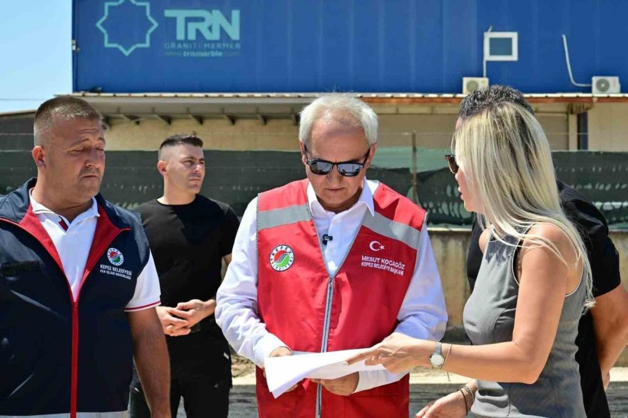 Altınova’da 4 Mahalleyi Birbirine Bağlayan Caddeye Sıcak Asfalt