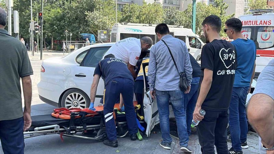 Otomobil İle Kamyonet Çarpıştı: 1’i Çocuk 6 Yaralı