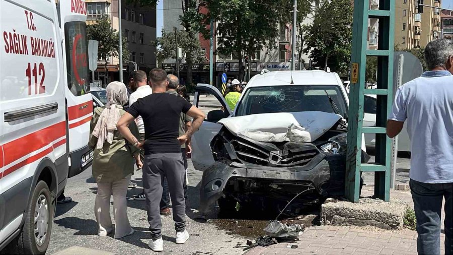Otomobil İle Kamyonet Çarpıştı: 1’i Çocuk 6 Yaralı