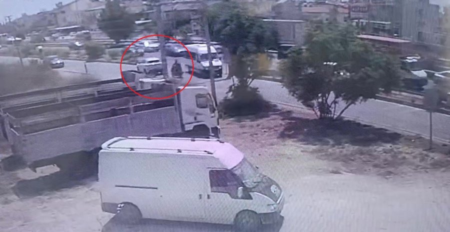 Yolda Aniden Duran Araca Motosiklet Çarptı