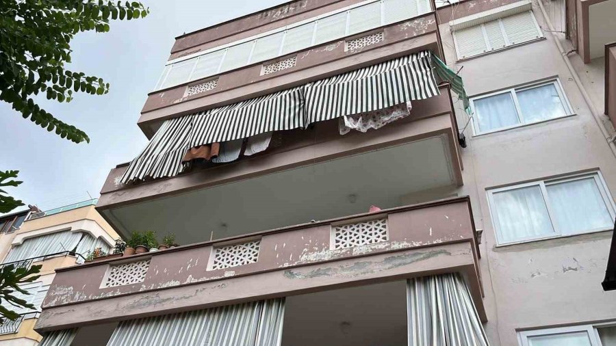 Alanya’da Balkondan Düşen Yaşlı Kadın Hayatını Kaybetti