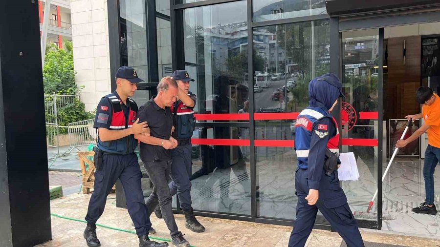 Alanya’da Eşini Ve Kayınvalidesini Bıçakladıktan Sonra İntihar Girişimini Canlı Yayınlayan Şahıs Tutuklandı