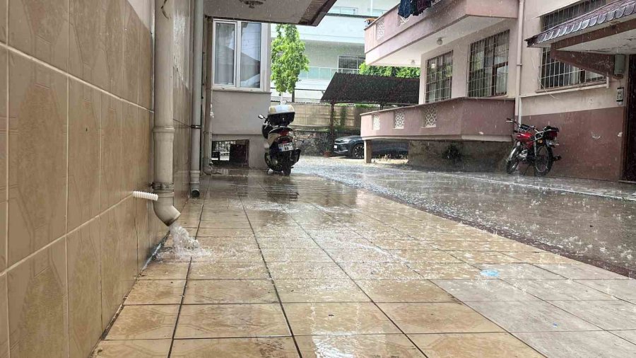 Alanya’da Gök Gürültülü Sağanak Etkili Oldu