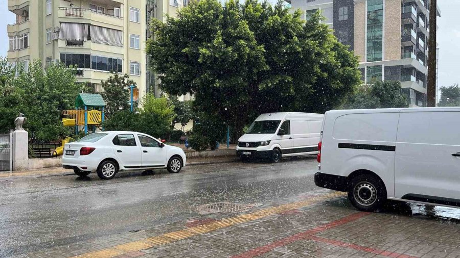 Alanya’da Gök Gürültülü Sağanak Etkili Oldu
