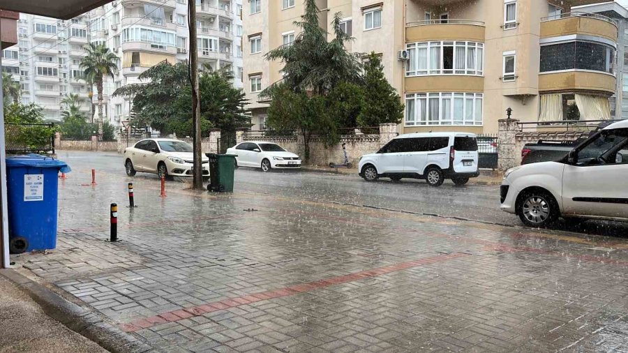 Alanya’da Gök Gürültülü Sağanak Etkili Oldu