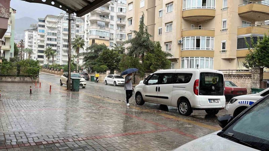 Alanya’da Gök Gürültülü Sağanak Etkili Oldu