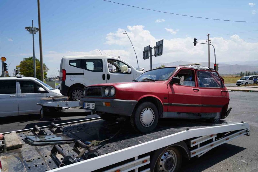 Niğde-bor Yolunda İki Araç Çarpıştı: 3 Yaralı