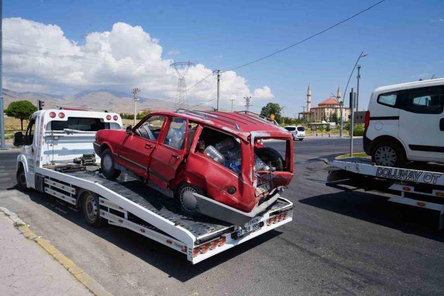 Niğde-bor Yolunda İki Araç Çarpıştı: 3 Yaralı