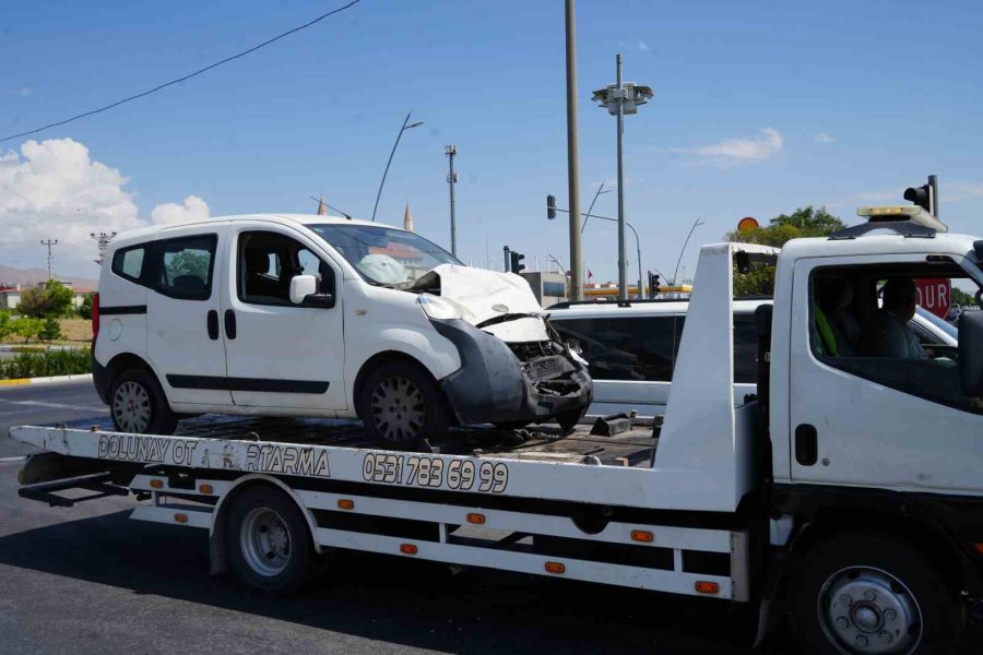 Niğde-bor Yolunda İki Araç Çarpıştı: 3 Yaralı