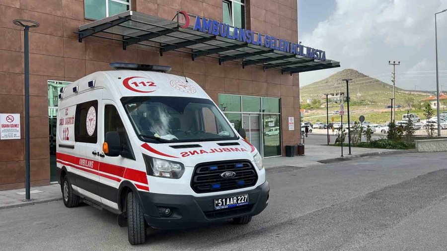Niğde-bor Yolunda İki Araç Çarpıştı: 3 Yaralı