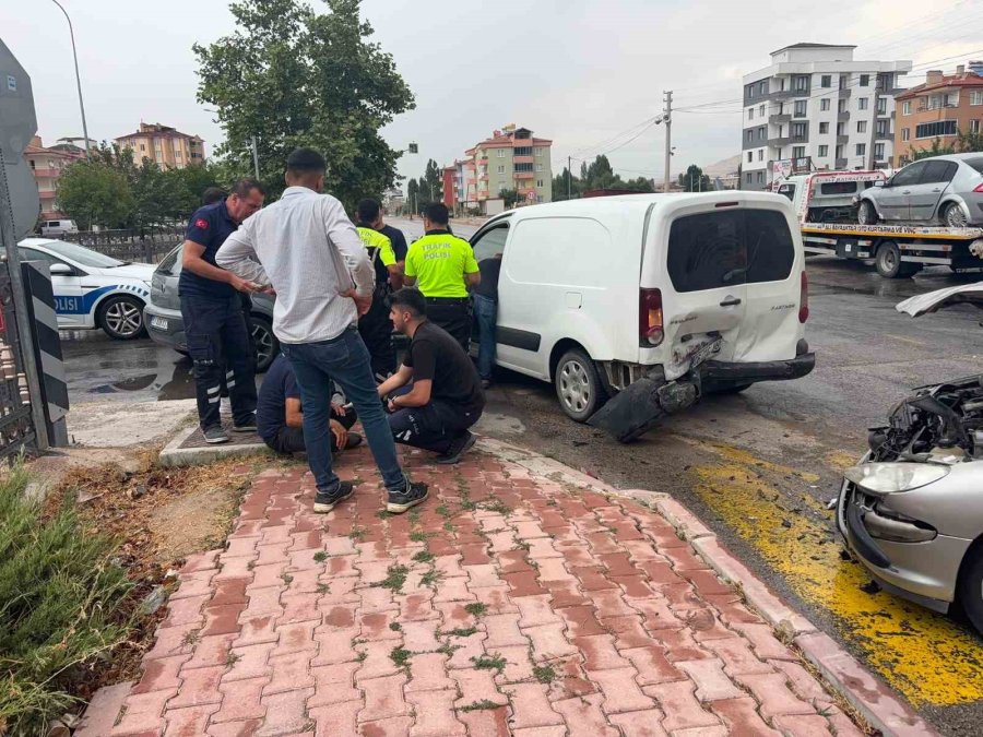 Niğde’de 3 Araç Birbirine Girdi: 1 Yaralı