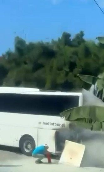 Alanya’da Park Halindeki Tur Otobüsünün Motor Bölümü Alev Aldı