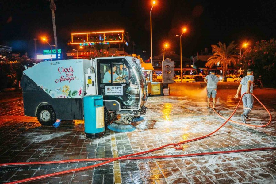 Alanya’nın Vitrini Gece Mesaisinde Baştan Sona Temizlendi
