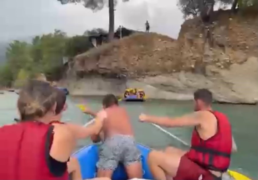 Kanyonda Ziplinede Asılı Kalan Turist Çocuğu Rafting Rehberi Kurtardı