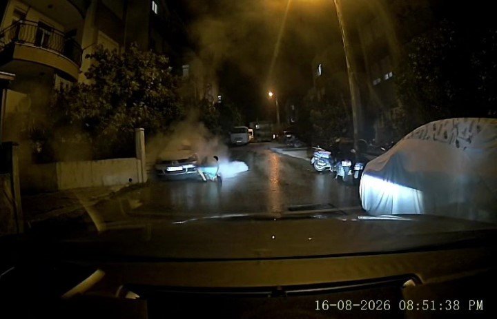 Bu Sefer Can Değil Mal Kurtardı: Araçtan Duman Çıktığını Fark Edip Yangın Tüpüyle Müdahale Etti, Eşi Kornaya Basarak Sahibine Ulaşmaya Çalıştı