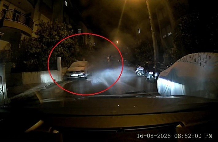 Bu Sefer Can Değil Mal Kurtardı: Araçtan Duman Çıktığını Fark Edip Yangın Tüpüyle Müdahale Etti, Eşi Kornaya Basarak Sahibine Ulaşmaya Çalıştı
