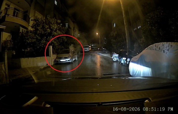Bu Sefer Can Değil Mal Kurtardı: Araçtan Duman Çıktığını Fark Edip Yangın Tüpüyle Müdahale Etti, Eşi Kornaya Basarak Sahibine Ulaşmaya Çalıştı