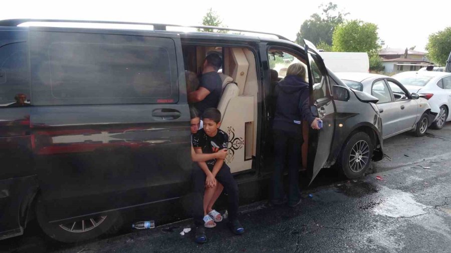 Antalya’da Feci Kazada Ortalık Savaş Alanına Döndü: 17 Yaralı