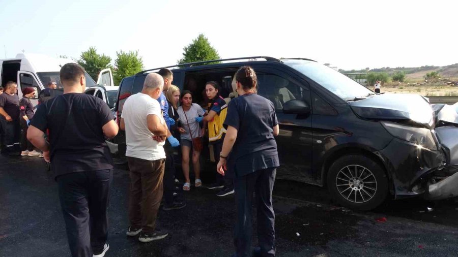 Antalya’da Feci Kazada Ortalık Savaş Alanına Döndü: 17 Yaralı