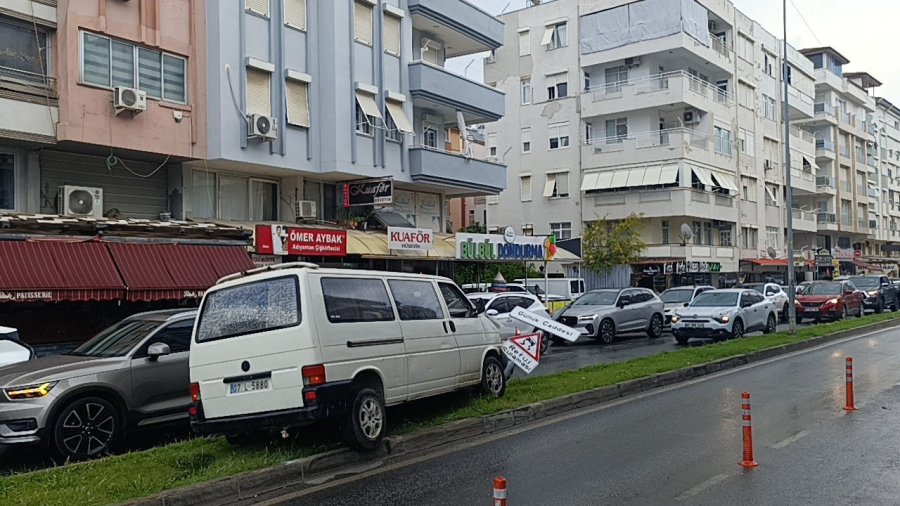 Kayan Kamyonetin Karşı Şeride Geçmesini Refüjdeki Tabela Engelledi