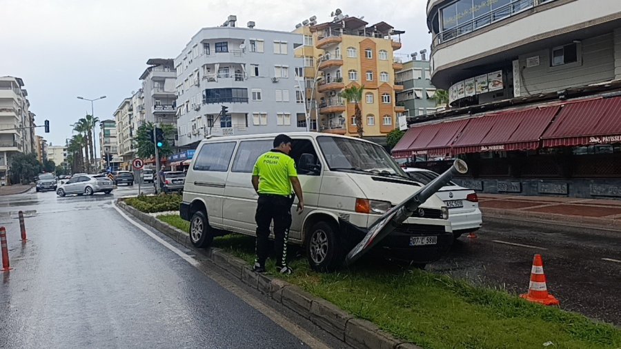 Kayan Kamyonetin Karşı Şeride Geçmesini Refüjdeki Tabela Engelledi