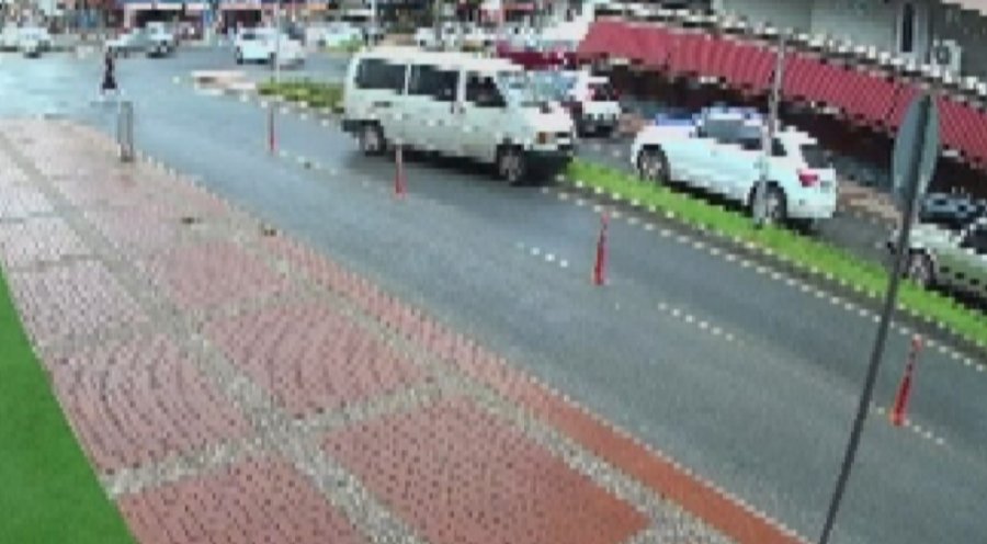 Kayan Kamyonetin Karşı Şeride Geçmesini Refüjdeki Tabela Engelledi
