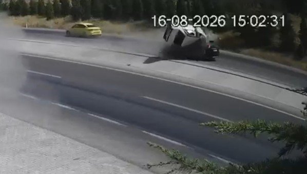 Yola Fırlayan Parçadan Kurtulmak İsterken Karşı Şeride Uçarak 2 Otomobille Çarpıştı: 2 Ölü