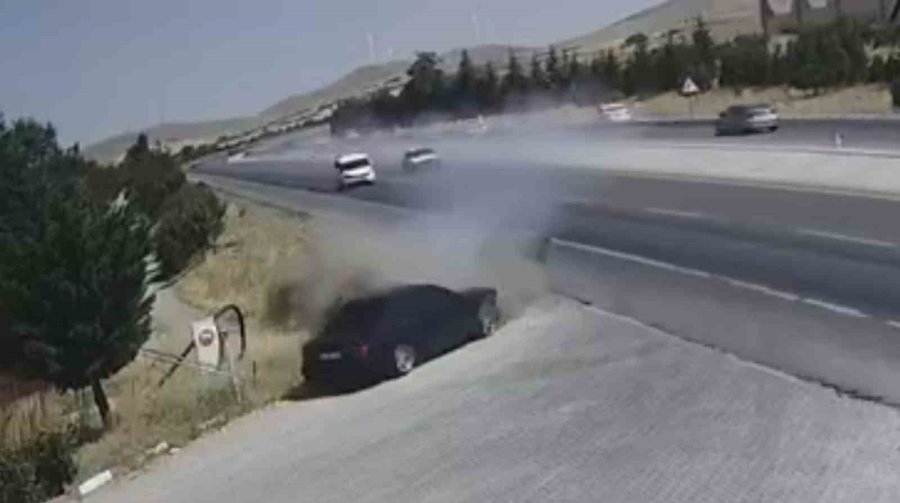 Yola Fırlayan Parçadan Kurtulmak İsterken Karşı Şeride Uçarak 2 Otomobille Çarpıştı: 2 Ölü