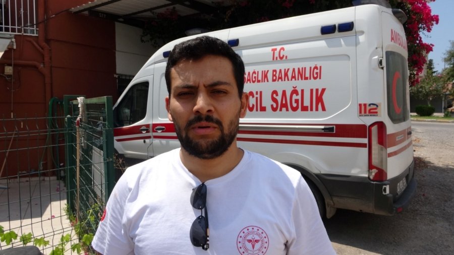 Bu Sefer Can Değil Mal Kurtardı: Araçtan Duman Çıktığını Fark Edip Yangın Tüpüyle Müdahale Etti, Eşi Kornaya Basarak Sahibine Ulaşmaya Çalıştı