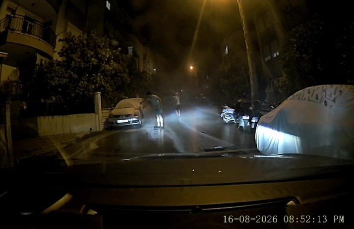 Bu Sefer Can Değil Mal Kurtardı: Araçtan Duman Çıktığını Fark Edip Yangın Tüpüyle Müdahale Etti, Eşi Kornaya Basarak Sahibine Ulaşmaya Çalıştı