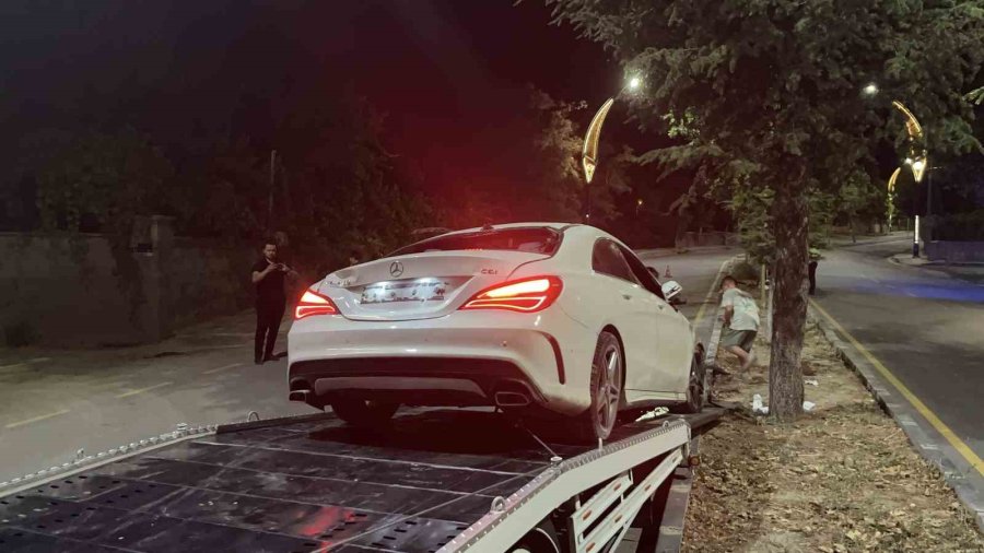 Niğde’de Otomobil Refüjdeki Ağaçlara Çarptı: 2 Yaralı