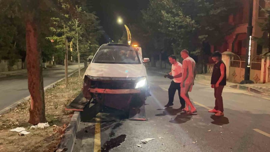 Niğde’de Otomobil Refüjdeki Ağaçlara Çarptı: 2 Yaralı