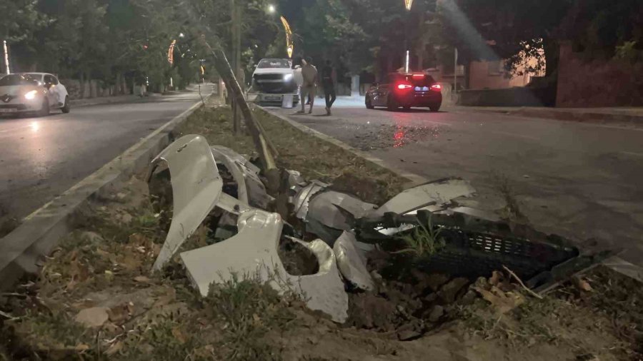 Niğde’de Otomobil Refüjdeki Ağaçlara Çarptı: 2 Yaralı