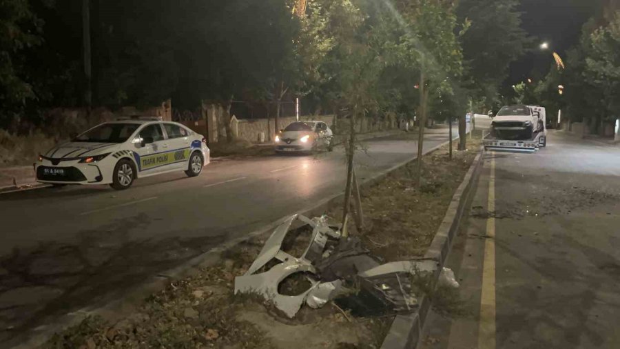 Niğde’de Otomobil Refüjdeki Ağaçlara Çarptı: 2 Yaralı