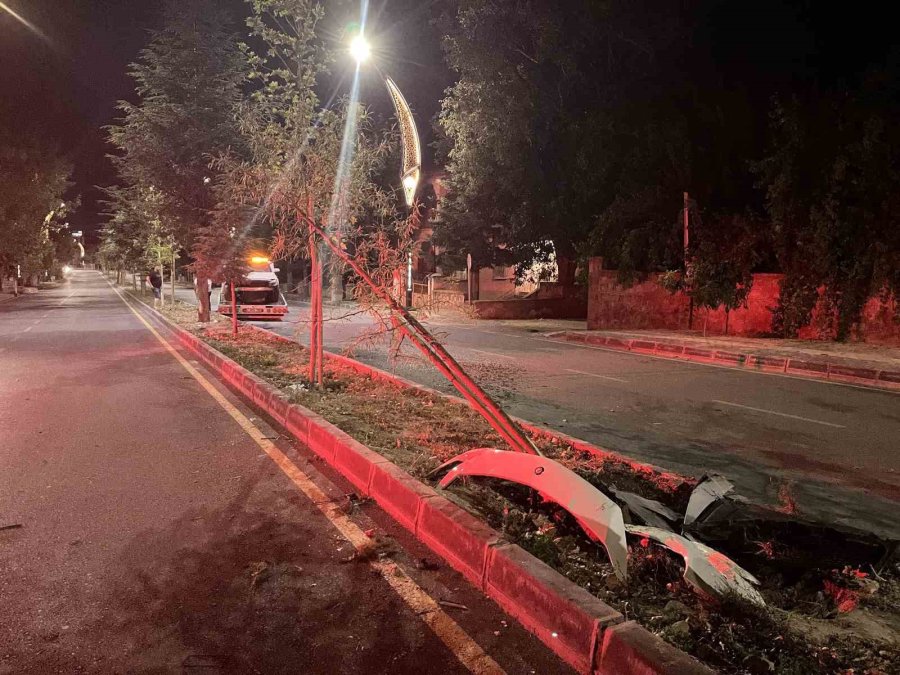 Niğde’de Otomobil Refüjdeki Ağaçlara Çarptı: 2 Yaralı