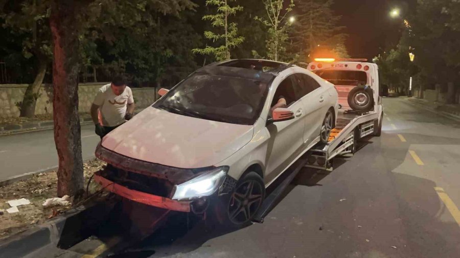 Niğde’de Otomobil Refüjdeki Ağaçlara Çarptı: 2 Yaralı