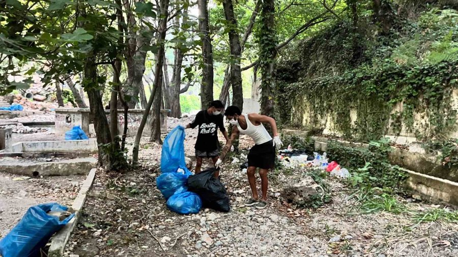 Gördükleri Manzaraya Duyarsız Kalmayıp, Eldiven Ve Maskeyle Temizlik Yaptılar